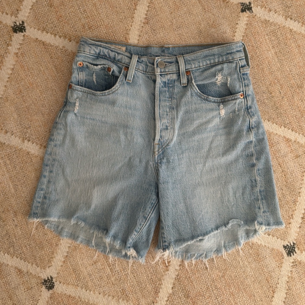 Levi’s 501 Mid-Thigh Women’s Shorts (W27)